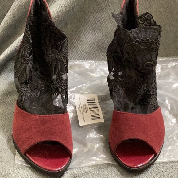 YASIRUN - Red Wine & Black Sheer & Lace Detail Peep-Toe Sandal - size 39 (7.5) - Picture 4 of 8